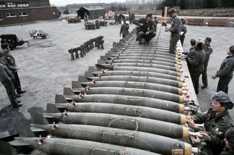 File:Mk 82 bombs being armed Hahn AB 1978.jpg