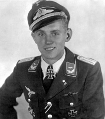 Erich Hartmann portrait.jpg