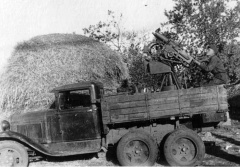4MM GAZ AAA- truck hiding behind the hay, awaiting the enemy..jpg